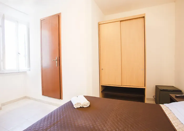 雷克斯酒店 2* 维亚雷焦